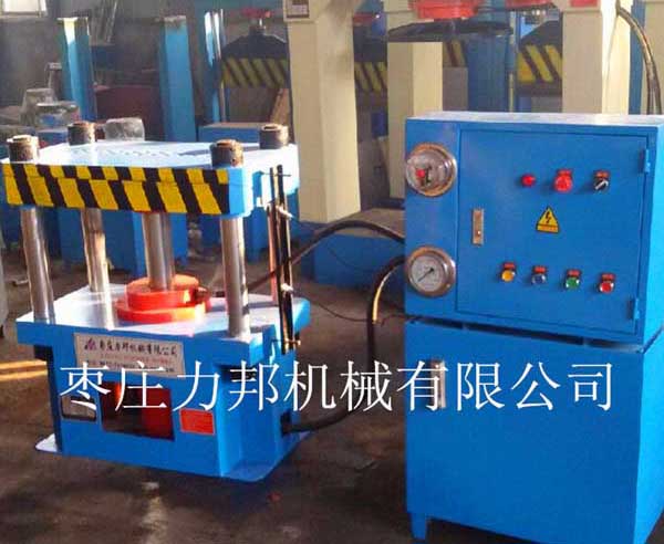 小型四柱液压机实物图